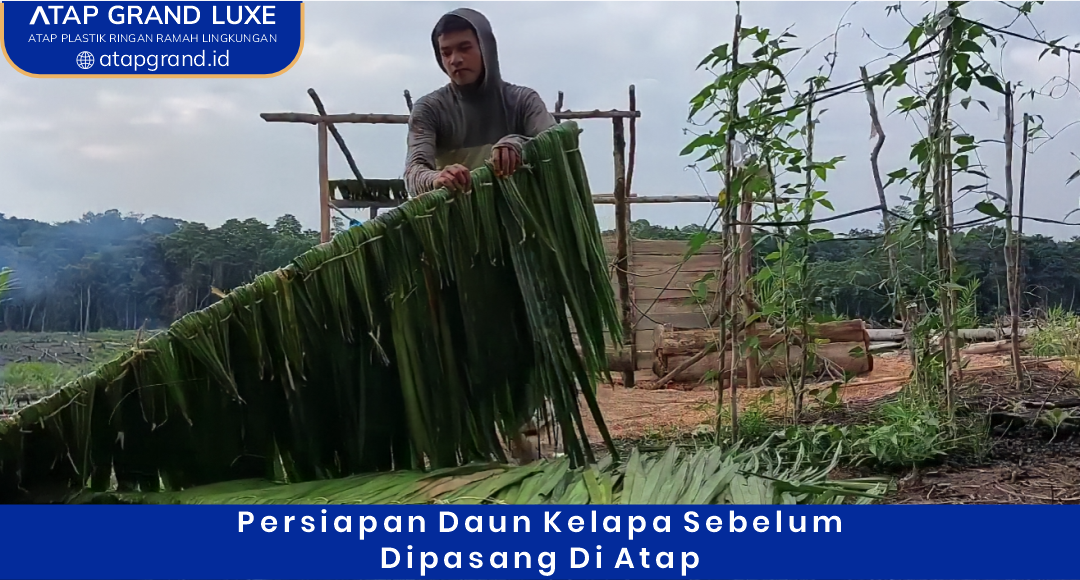 02 Persiapan Daun Kelapa Sebelum Dipasang di Atap